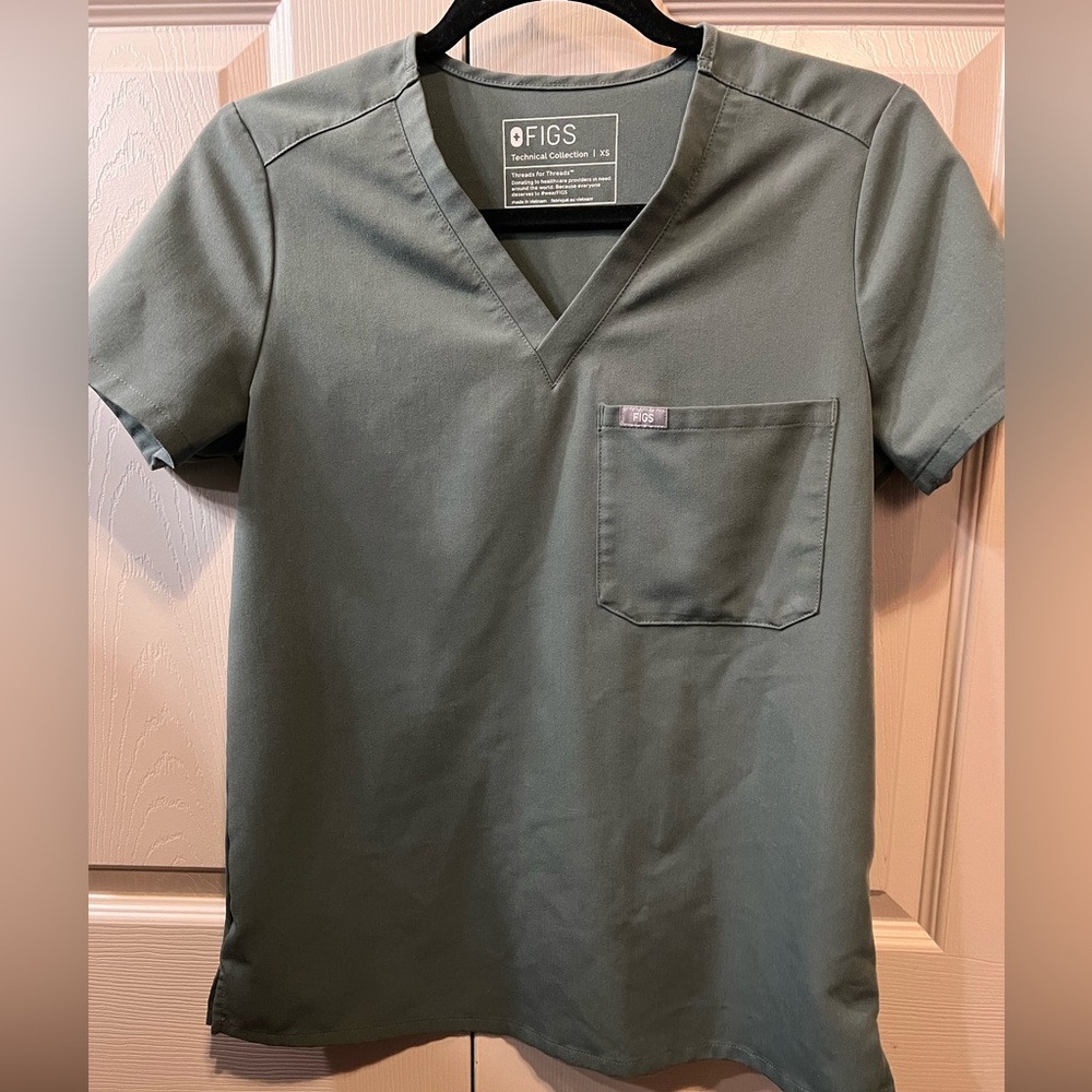 Catarina One-Pocket Scrub Top